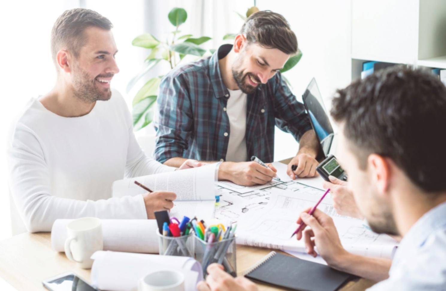 Современный офис с видом на побережье Кипра, символизирующий успешное ведение бизнеса